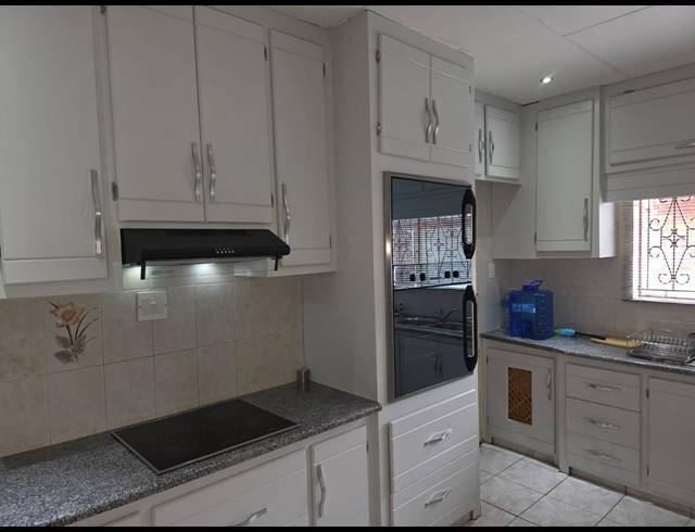 3 BEDROOM HOUSE FOR SALE IN FLORA PARK